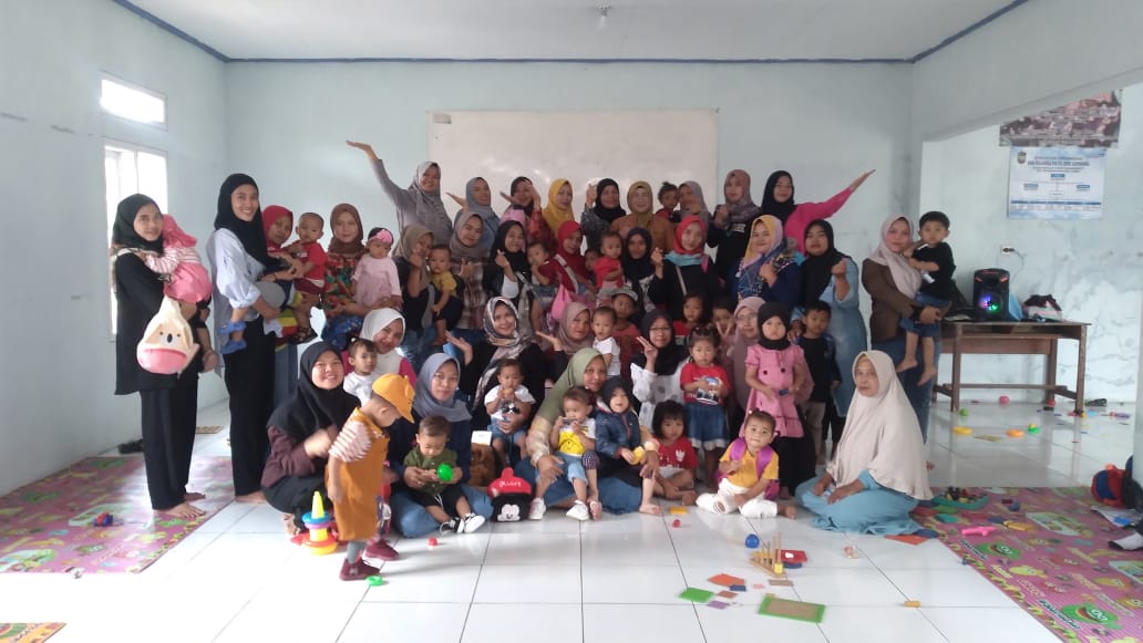 warga Dusun manganti desa sindangmukti yang mempunyai balita berkerumum di balai dusun ada apa??